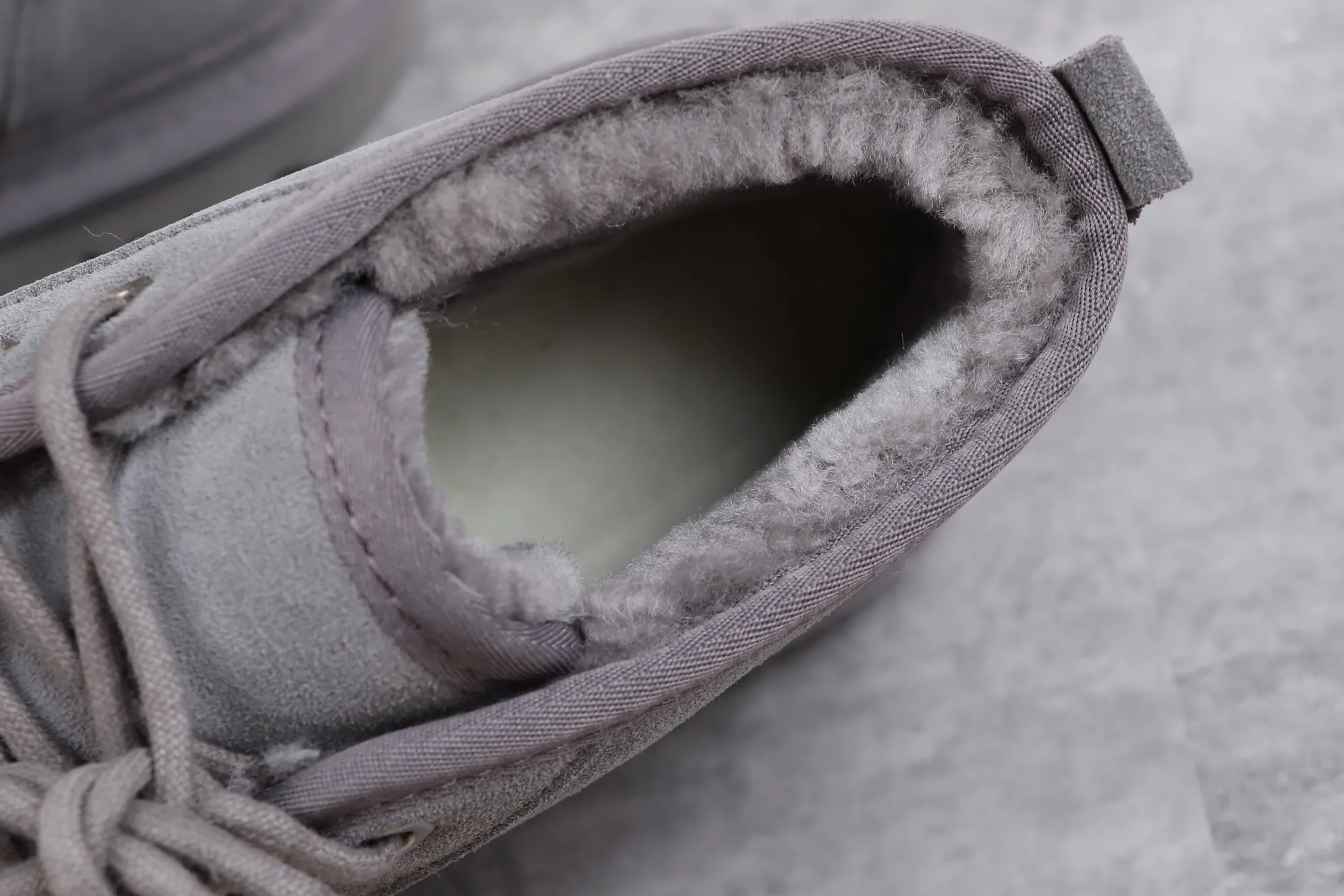 💰520 UGG 3236 Gray M Neumel Product Description: As an extension of the classic series, the classic lightweight series has a low-profile outsole and upper inspired by classic styles, presenting the comfort and luxury of UGG. Upper: cow leather, soft suede upper. Insole: 17mm UGGpure™ wool cushioning foam insole. Sole: Treadlite by UGG™ Light wing technology outsole - non-slip, cushioning, wear resistance, and good elasticity Heel: with brand LOGO on the side Size: 35 36 37 38 39 40 41 42 43 44 45